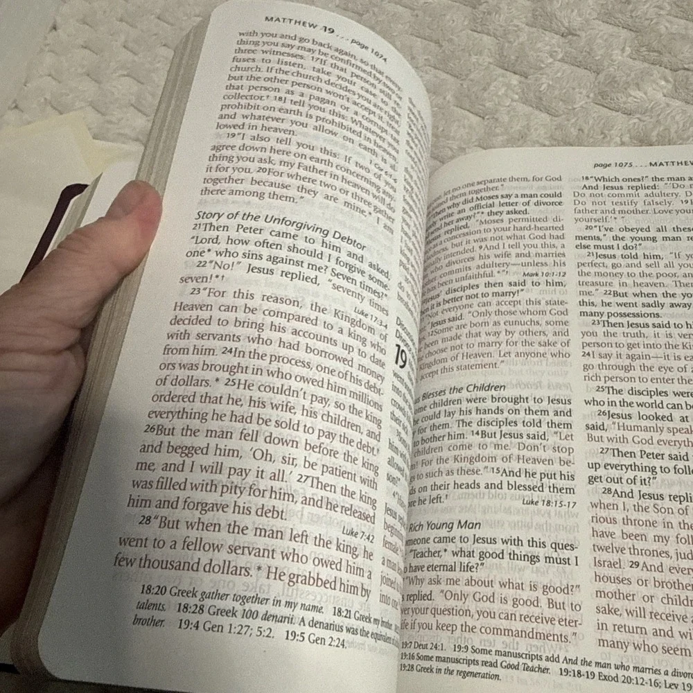 Holy Bible New Living Tyndale Red Letter Verse Finder Large Print Burgundy 1996